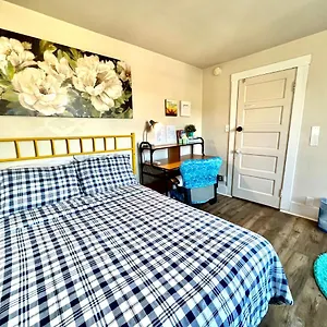 Airport Cozy Stay: Shared Comfort, Prime Location Seattle